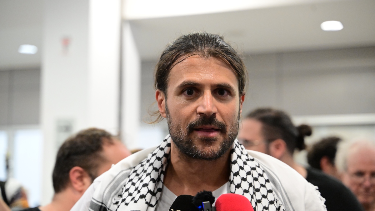 «Το ελληνικό Λιμενικό πετάει μωρά στη θάλασσα» – Απίστευτες δηλώσεις από Έλληνα ακτιβιστή! 