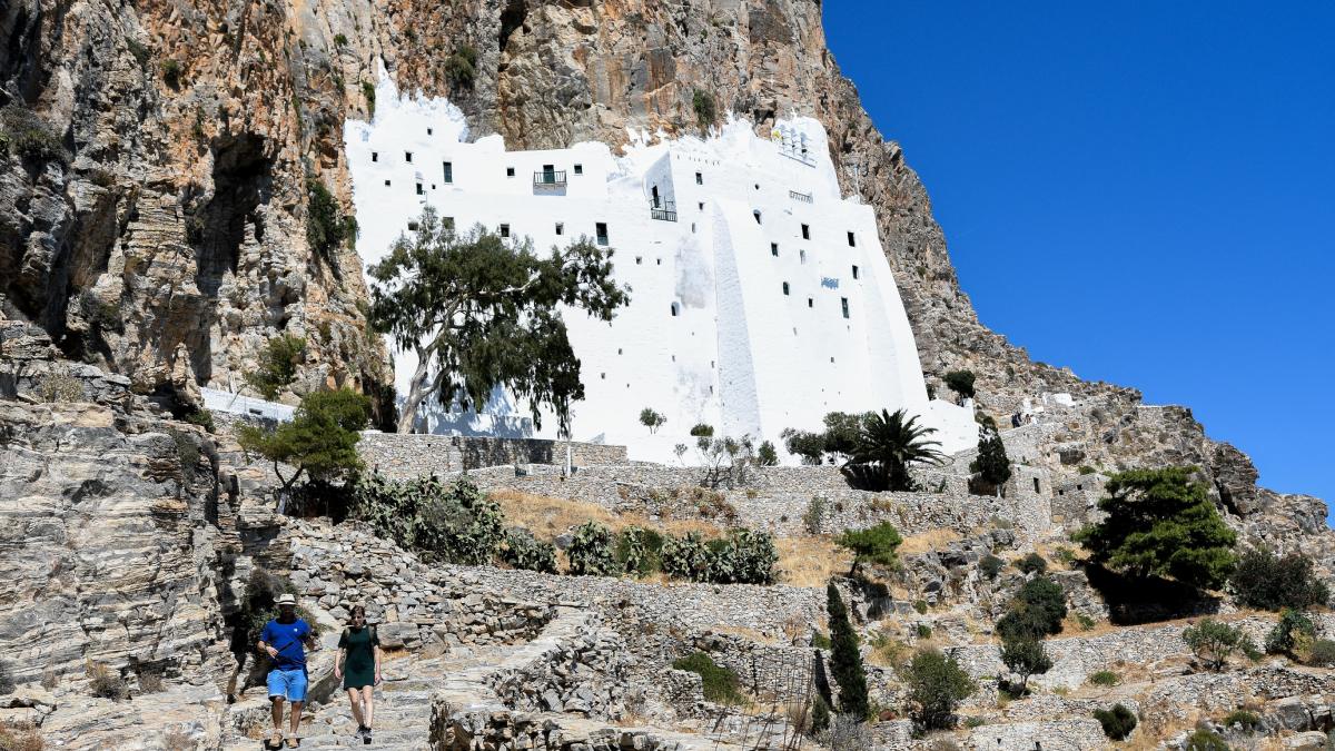 Παναγία Χοζοβιώτισσα: Το «κρεμαστό» μοναστήρι της Αμοργού που κόβει την ανάσα