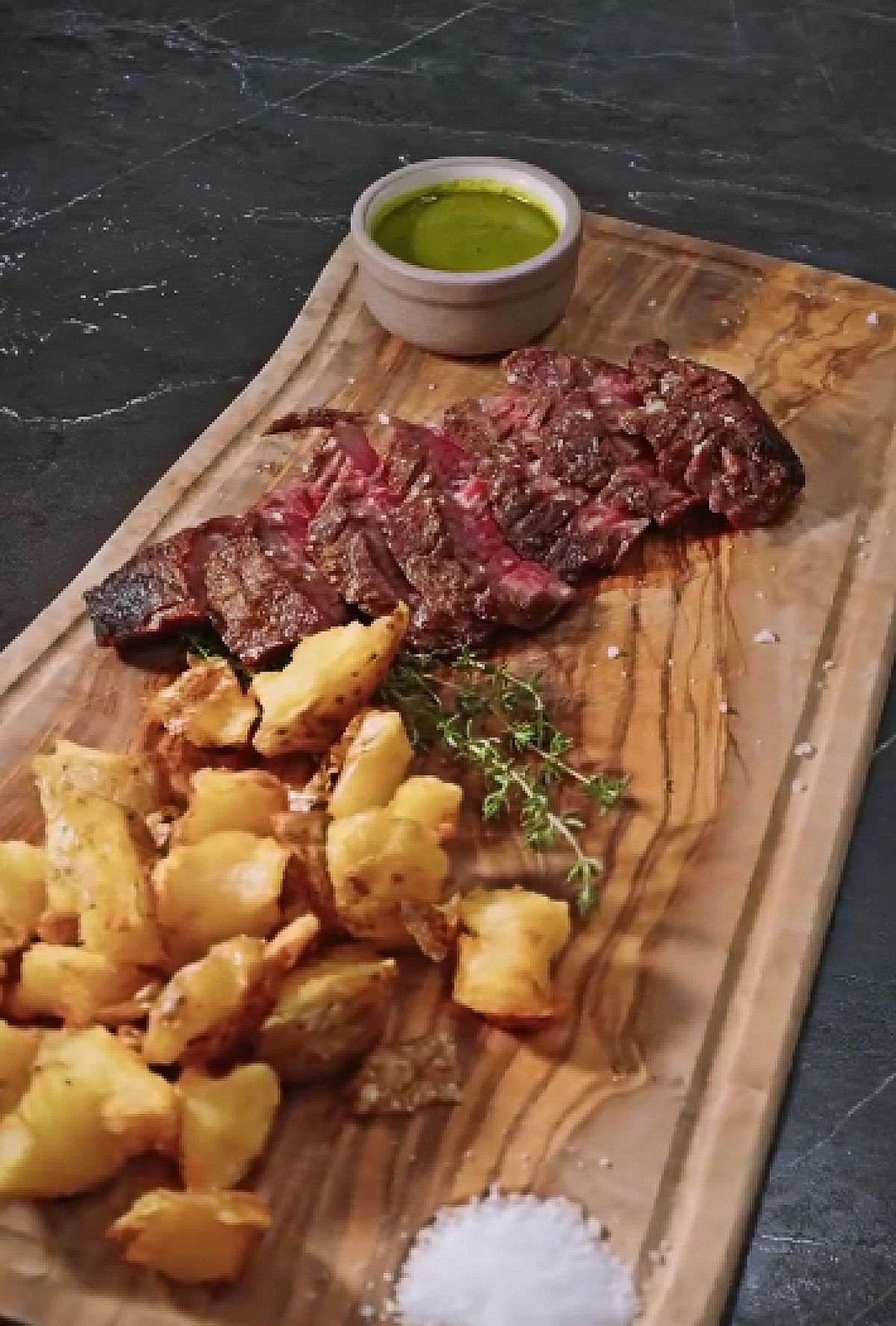 Ταλιάτα με medium rare ψήσιμο και τραγανές σπαστές πατάτες
