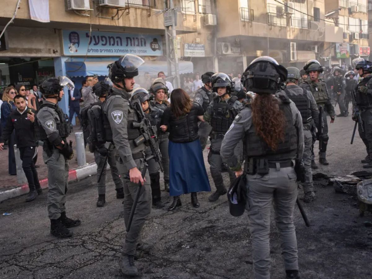 Μια κοινωνία σε διαρκή ετοιμότητα