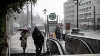 Σε «πορτοκαλί» συναγερμό η χώρα: Η κακοκαιρία μετατοπίζεται προς το Αιγαίο, πάνω από 190 χιλιοστά βροχής στο Πήλιο – Η πρόγνωση Αρνιακού και Μαρουσάκη