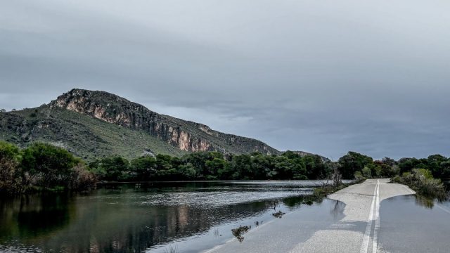 Καιρός σήμερα 21/2: Βροχές αλλά ελπίδα για λιακάδα – Πώς θα εξελιχθεί σύμφωνα με Αρνιακό και Σούζη