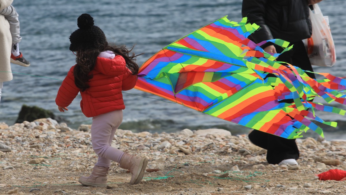 Καιρός σήμερα 23/2: Ανοιξιάτικες «ανάσες» στην Καθαρά Δευτέρα – Η πρόγνωση Τσατραφύλλια και Αρνιακού