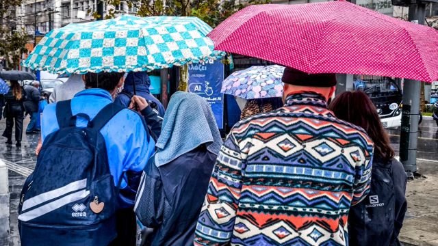 Καιρός σήμερα 18/2: Άνεμοι και πτώση θερμοκρασίας – Έρχεται νέο κύμα κακοκαιρίας σύμφωνα με Καλλιάνο και Αρνιακό