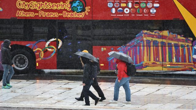 Καιρός σήμερα 16/2: Βροχές, καταιγίδες και αφρικανική σκόνη – Η πρόγνωση Αρνιακού και Σούζη