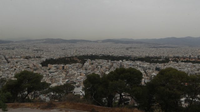 Καιρός σήμερα 15/2: Θυελλώδεις άνεμοι, αφρικανική σκόνη και λασποβροχές – Αρνιακός και Τσατραφύλλιας δίνουν το στίγμα