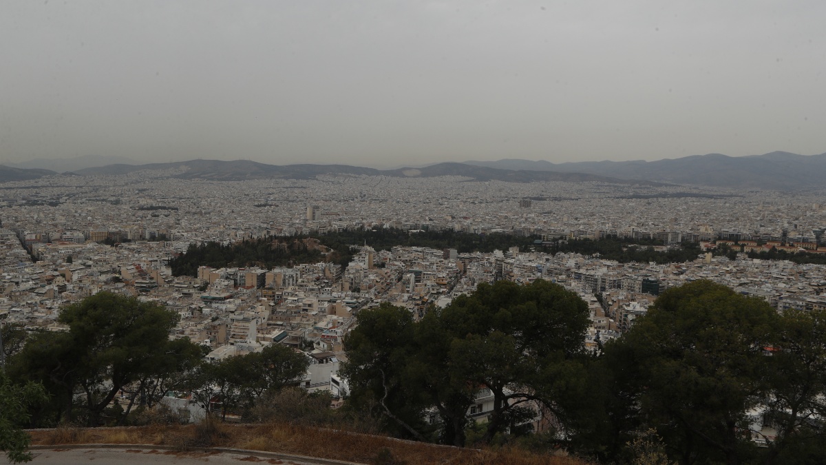 Καιρός σήμερα 15/2: Θυελλώδεις άνεμοι, αφρικανική σκόνη και λασποβροχές – Αρνιακός και Τσατραφύλλιας δίνουν το στίγμα