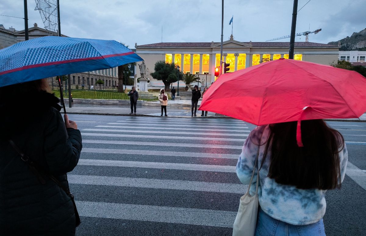 Νοτιάδες, βαρομετρικά χαμηλά και αστάθεια σε όλη τη χώρα