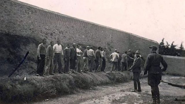 «Οι 200 εκτελεσθέντες της Καισαριανής παραδόθηκαν στους Γερμανούς από λάθος της κεντρικής καθοδήγησης του ΚΚΕ» – Άρθρο φωτιά που προκάλεσε χιλιάδες σχόλια