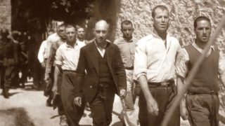 «Στην πραγματικότητα οι φωτογραφίες από την εκτέλεση της Καισαριανής (ακόμα και η ίδια η εκτέλεση) δεν αποδεικνύει τίποτα για τον χαρακτήρα των κομμουνιστών σήμερα!» – Ένα άρθρο που προκάλεσε πόλεμο στα social