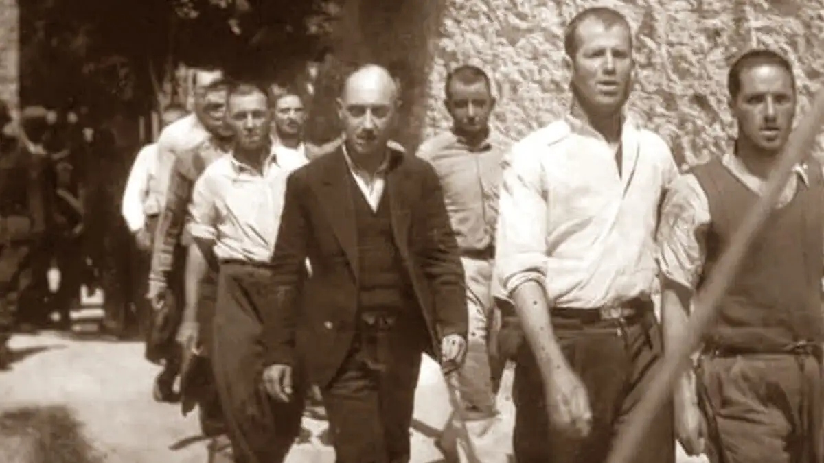 Κομμουνιστές αντιστασιακοί οδηγούνται στο απόσπασμα 