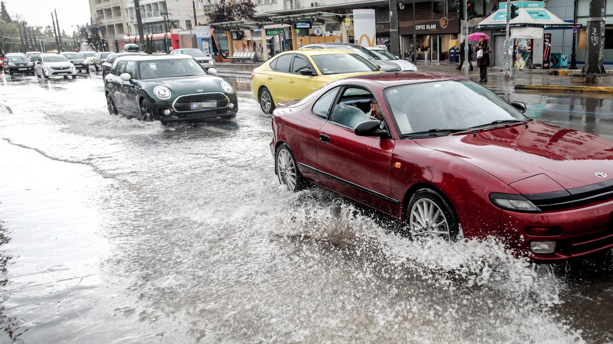 Ελέω κακοκαιρίας η χώρα: Απότομη καταιγίδα στην Αττική – Πώς θα κινηθούν τα φαινόμενα