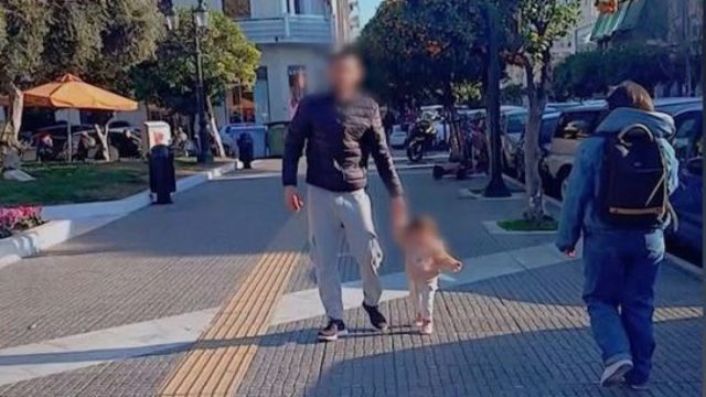 Καλλιθέα: Πήγαιναν συχνά στην πλατεία με το σιντριβάνι οι γονείς με το 2χρονο – Βίντεο ντοκουμέντο