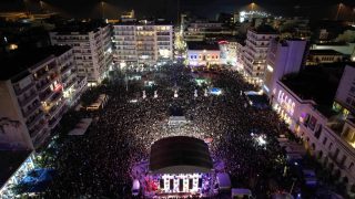 Χαμός στην Πάτρα: Πλημμύρισαν οι δρόμοι με 50.000 καρναβαλιστές – Στιγμιότυπα από την μεγάλη νυχτερινή παρέλαση