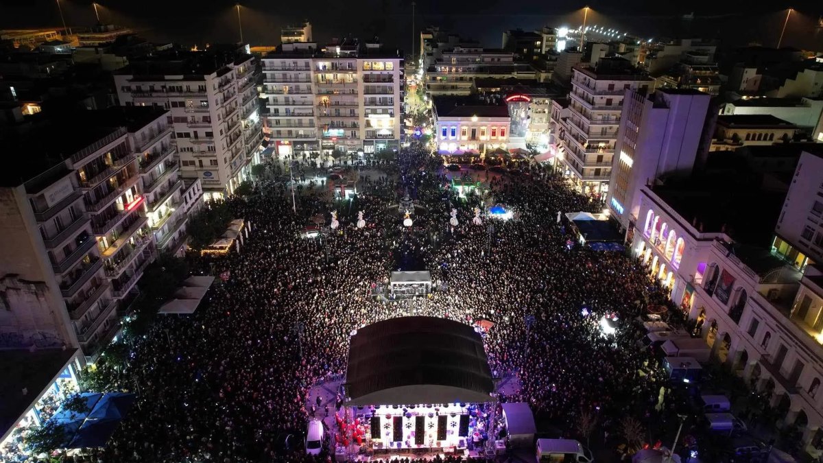 Χαμός στην Πάτρα: Πλημμύρισαν οι δρόμοι με 50.000 καρναβαλιστές – Στιγμιότυπα από την μεγάλη νυχτερινή παρέλαση