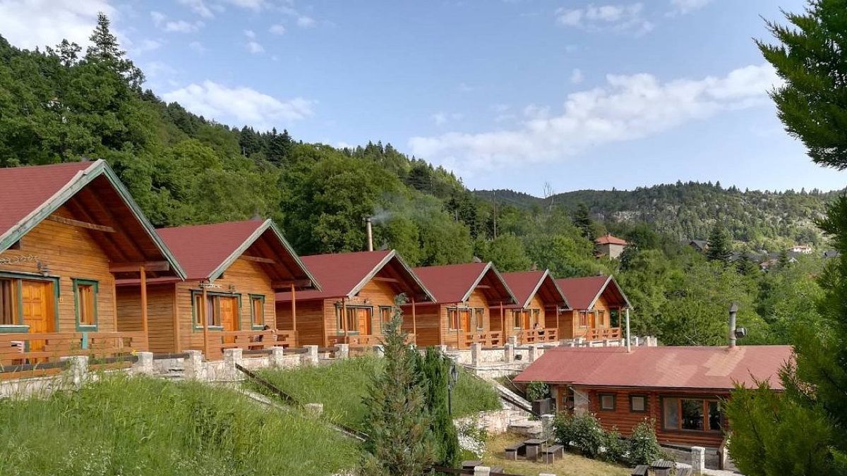 Καταφύγιο Ερμής, Άνω Τρίκαλα Κορινθίας: Ξύλινα σπιτάκια μέσα στο Δάσος – Μόλις 1,5 ώρα από την Αθήνα