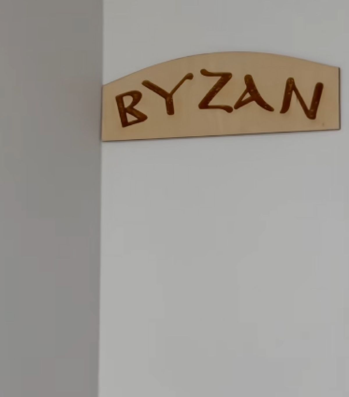 Το εσωτερικό του εστιατορίου Katakoozina με διακοσμητικά στοιχεία και πίνακες που παραπέμπουν στη σειρά