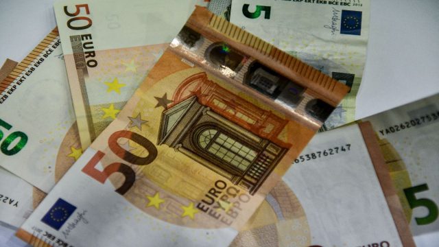Κατώτατος μισθός 2026: «Κλειδώνει» στα 930 ευρώ – Ποιοι θα δουν πάνω από 1.200 ευρώ την 1η Απριλίου και το ντόμινο στα επιδόματα