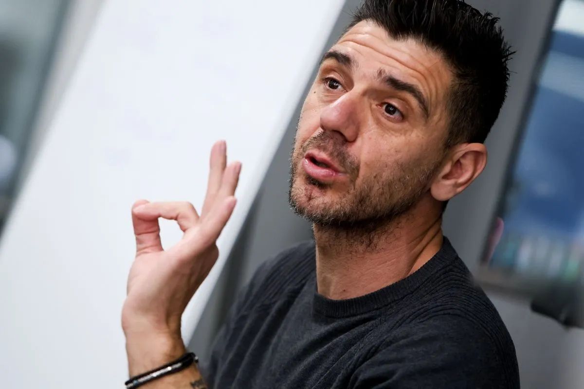 Ο Κώστας Κατσουράνης δεν διστάζει να τα ψάλει στις ΠΑΕ