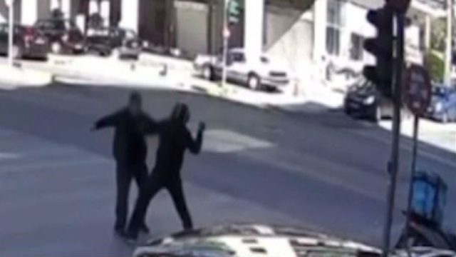 Βίντεο από τον καβγά στα Κάτω Πατήσια: Πώς οι οδηγοί πιάστηκαν στα χέρια για την προτεραιότητα – Βγήκαν μαχαίρια