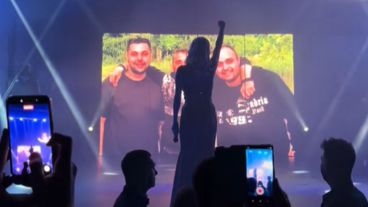 Κιάμος και Πάολα συγκλόνισαν επί σκηνής: Τίμησαν τους νεκρούς του ΠΑΟΚ και τις εργάτριες της «Βιολάντα»