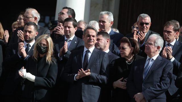 «Όταν κυβερνούν ανίκανοι, ένοχοι είναι οι ικανοί» – Το χειρόγραφο σημείωμα της Αρβελέρ στον Μητσοτάκη
