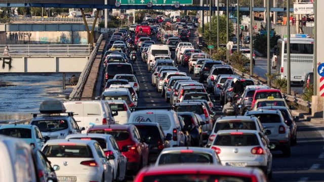 Κίνηση 16/02: Ταλαιπωρία σε βασικούς άξονες της Αττικής – «Παραλύει» το ρεύμα προς Αεροδρόμιο λόγω εργασιών