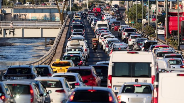 Live κίνηση: Ασύλληπτες ουρές και στα δύο ρεύματα του Κηφισού – Καθυστερήσεις σε Αττική Οδό