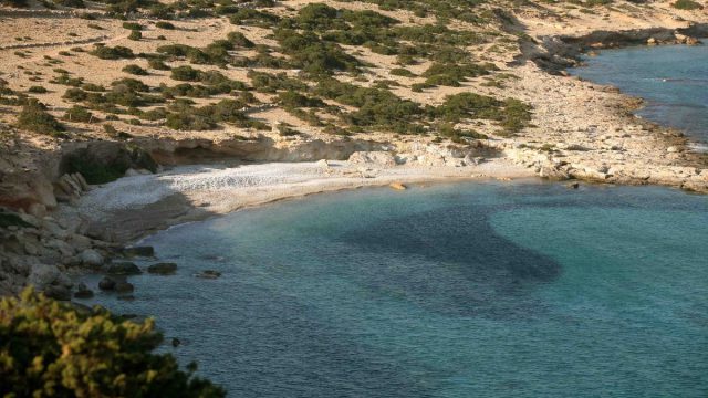 Ανάσα για τα Κουφονήσια με παρέμβαση Πιερρακάκη: «Παγώνουν» οι άδειες για καντίνες και ξαπλώστρες σε προστατευμένες παραλίες
