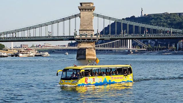 Το ήξερες; Στη Βουδαπέστη υπάρχει λεωφορείο που μπαίνει μέσα στα νερά του… Δούναβη και σε ξεναγεί στη πόλη!