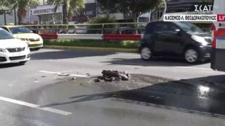 Συναγερμός στη Συγγρού: Έσπασε βόθρος στη μεσαία λωρίδα στο ρεύμα προς παραλία – Γέμισε με λύματα ο δρόμος