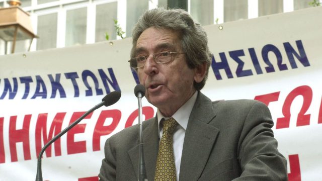 Αριστείδης Μανωλάκος: Ποιος ήταν ο ιστορικός πρόεδρος της ΕΣΗΕΑ – Η διαδρομή από την εξορία στην κορυφή της δημοσιογραφίας