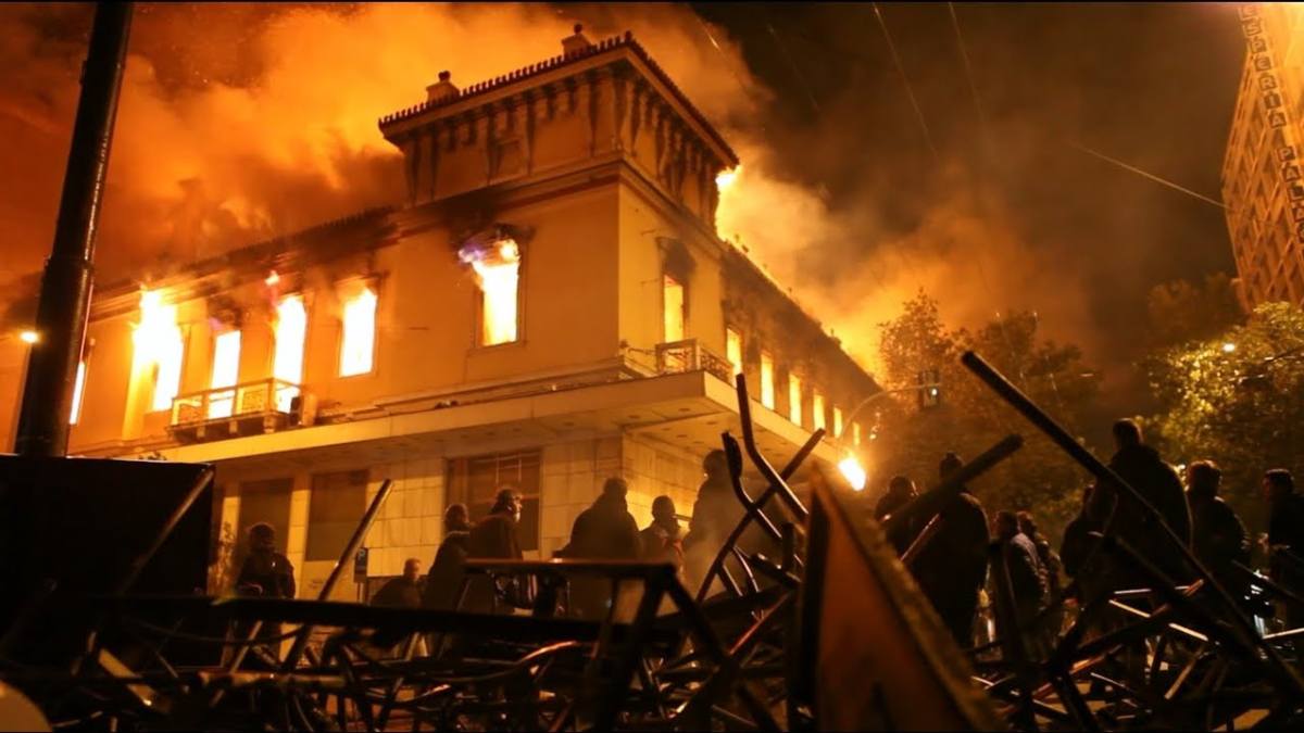 Φλόγες σε όλη την αθήνα