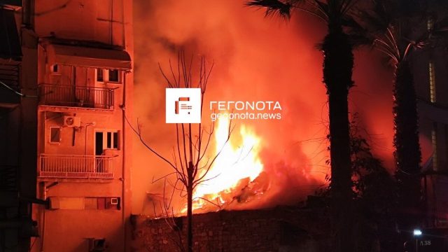 Μεγάλη φωτιά στον Βόλο: Συναγερμός για εκρήξεις πίσω από τον Άγιο Κωνσταντίνο