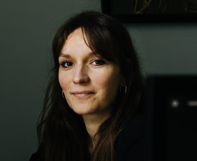 Η Δρ Charlotte Martial.