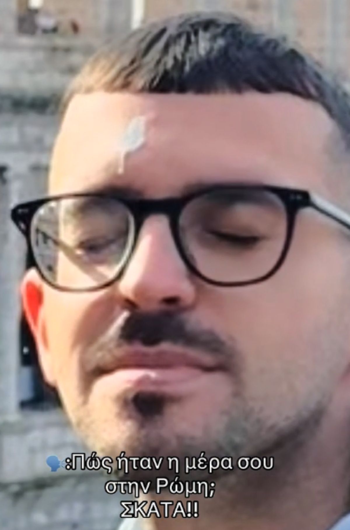 Κοντινό πλάνο στο σοκαρισμένο πρόσωπο του TikToker μετά το viral ατύχημα με το πουλί