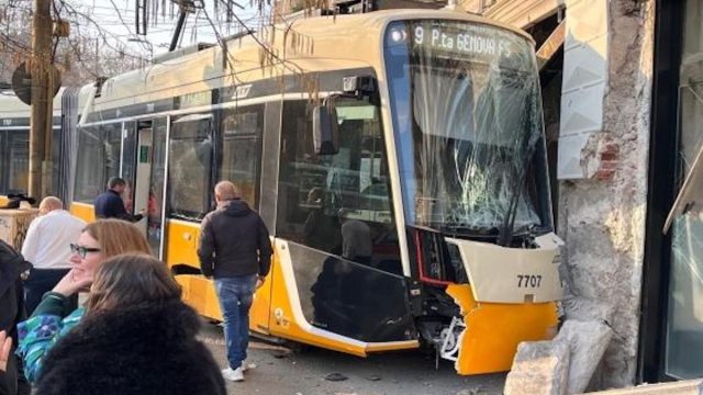 Τραγωδία τώρα στο Μιλάνο: Εκτροχιασμός τραμ με πολλούς παγιδεύμενους ανθρώπους και 1 νεκρό – Σε εξέλιξη επιχείρηση απεγκλωβισμού