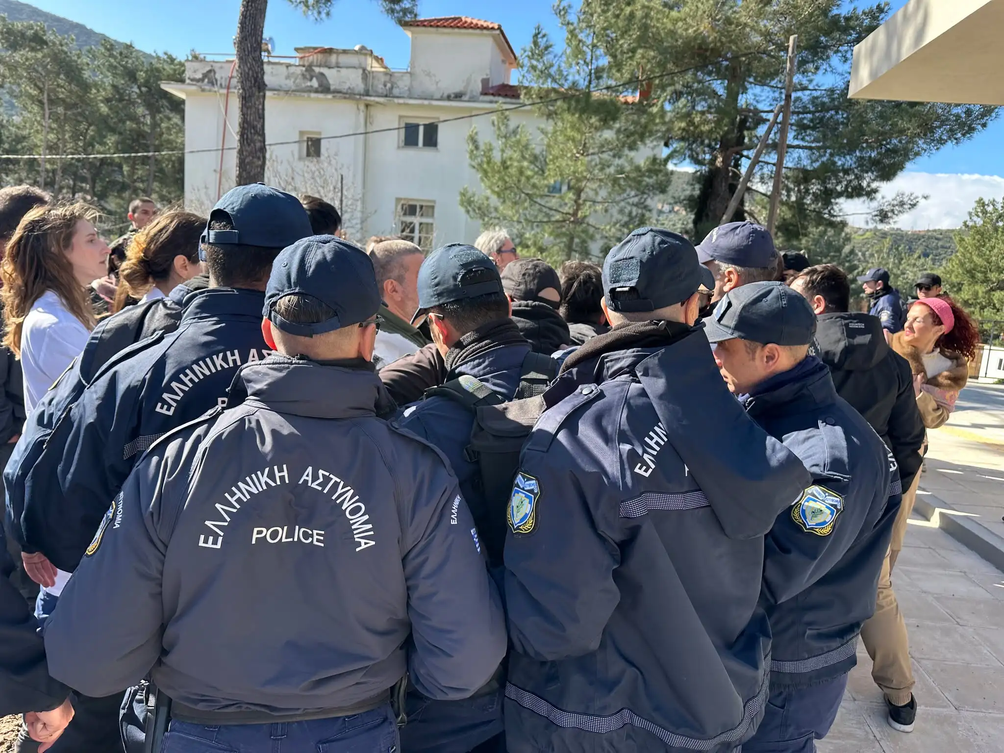 Στιγμιότυπο από την επίσκεψη του υπουργού Υγείας Άδωνι Γεωργιάδη, στο Γενικό Νοσοκομείο Μυτιλήνης Βοστάνειο για την τελετή παραλαβής της νέας Ψυχιατρικής Κλινικής (Πηγή φωτογραφίας: stonisi.gr)