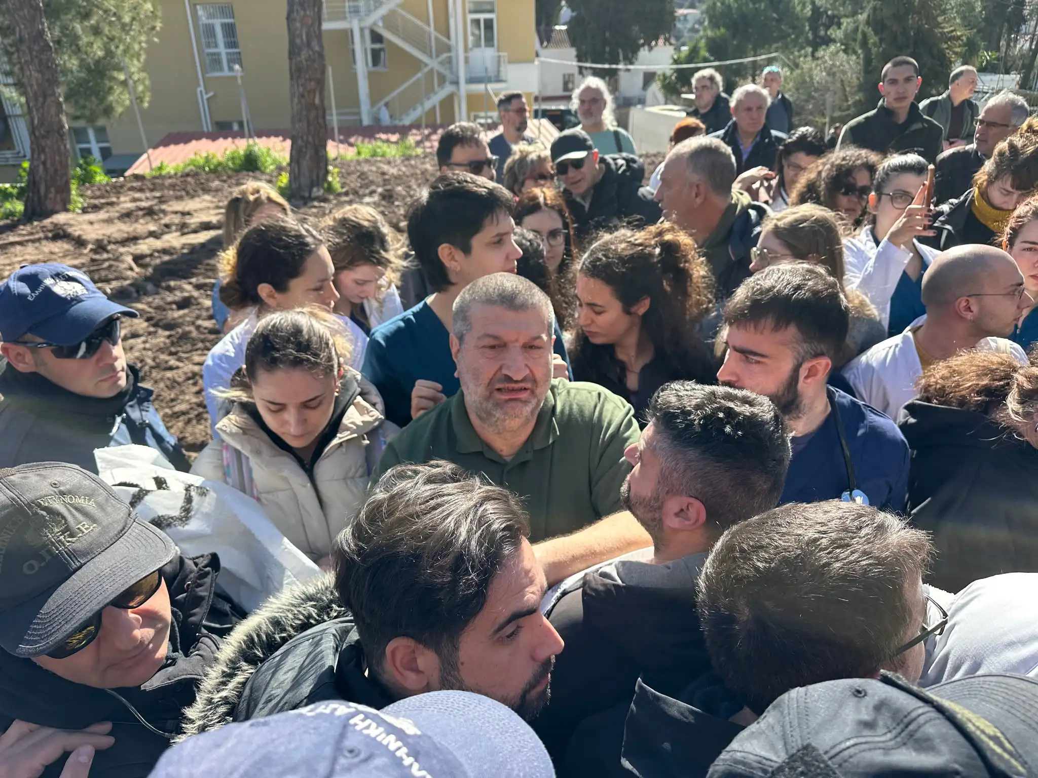 Στιγμιότυπο από την επίσκεψη του υπουργού Υγείας Άδωνι Γεωργιάδη, στο Γενικό Νοσοκομείο Μυτιλήνης Βοστάνειο για την τελετή παραλαβής της νέας Ψυχιατρικής Κλινικής (Πηγή φωτογραφίας: stonisi.gr)
