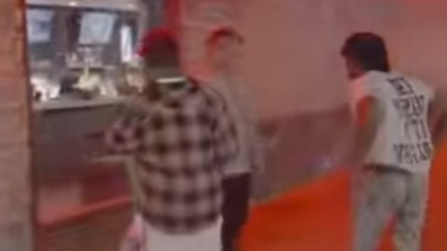 Απίθανο σκηνικό: Ρίχνει μπουνιά έξω από το κλαμπ και συμβαίνει το εξής
