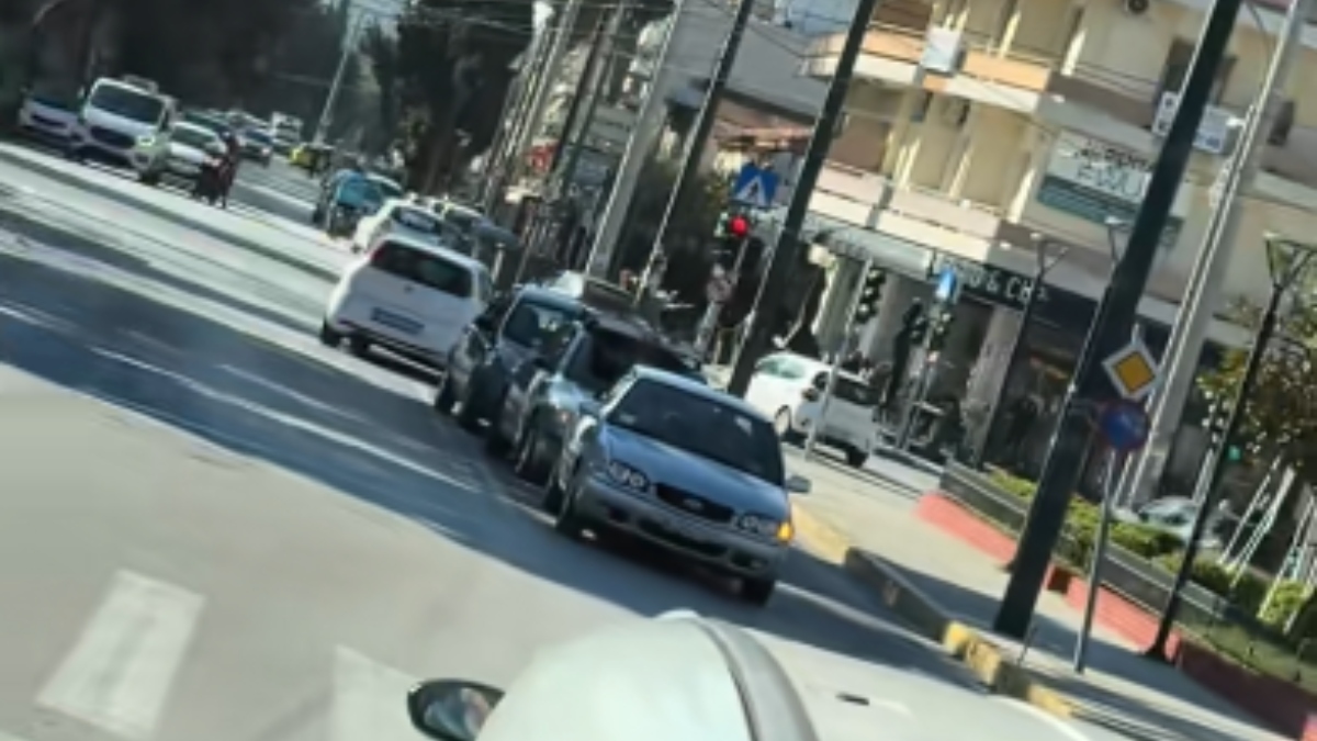 Νέα Φιλαδέλφεια: Τρία αυτοκίνητα περιμένουν στο αντίθετο ρεύμα για να περάσουν το φανάρι!