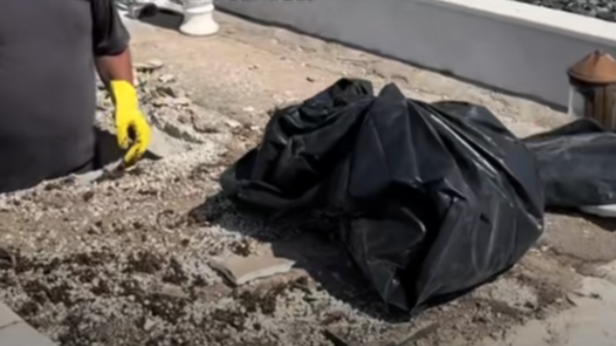 Η σκληρή οπτική γωνία της δουλειάς ενός νεκροθάφτη: Βγάζει κόκαλα νεκρών χρόνια μετά την ταφή