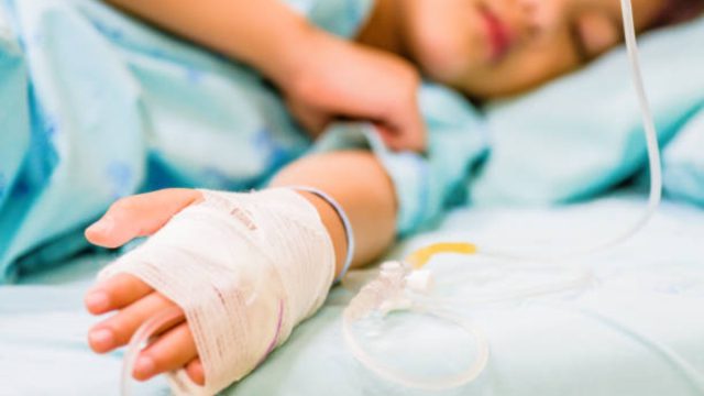 Τρία παιδάκια δίνουν μάχη σε ΜΕΘ: Η 2χρονη που έπεσε σε σιντριβάνι, νεογέννητο με RSV και 6χρονη με εγκεφαλίτιδα από γρίπη