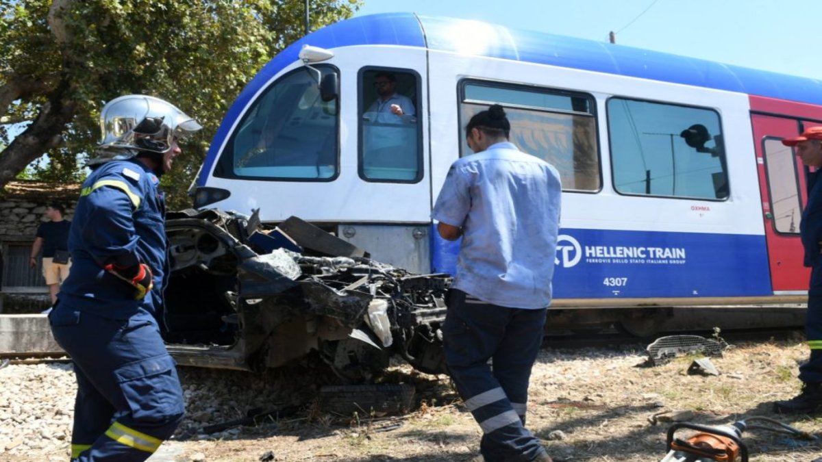 Παρολίγο τραγωδία στην Πάτρα: Σύγκρουση του Προαστιακού με αυτοκίνητο – Η ανακοίνωση της Hellenic Train