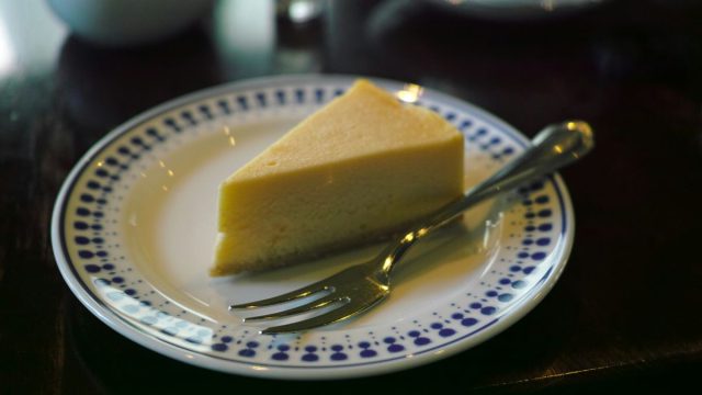 Πεντανόστιμη και εύκολη γαλατόπιτα με τρία μόνο υλικά για να την κάνετε σήμερα