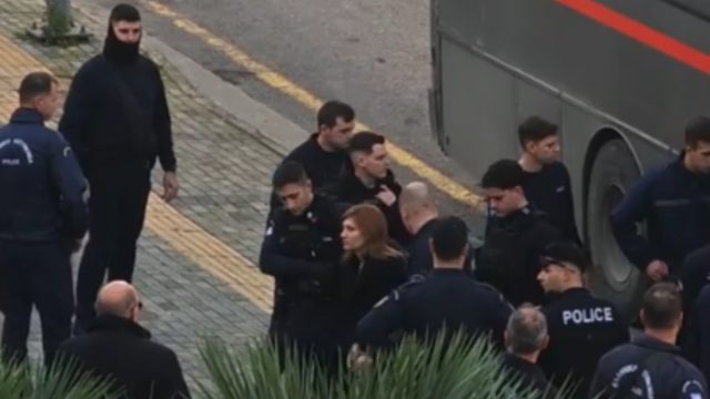 Ρούλα Πισπιρίγκου: Με μπαστούνι και υποβασταζόμενη στο Εφετείο – Ο ερυθηματώδης λύκος την έχει «γονατίσει»