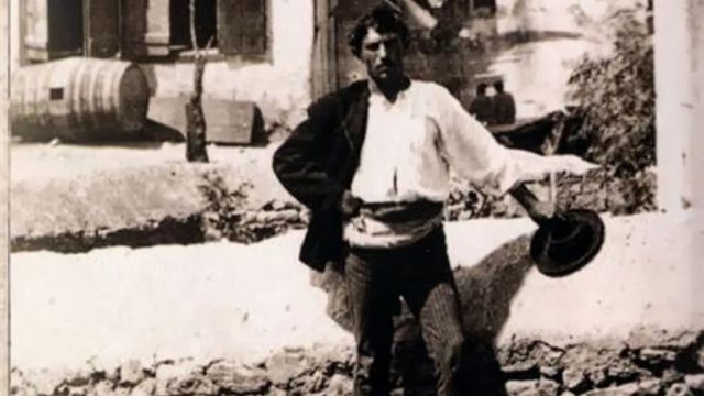 Ποια ήταν τα κουτσαβάκια στην παλιά Αθήνα και γιατί το ζωνάρι τους ήταν λυμένο