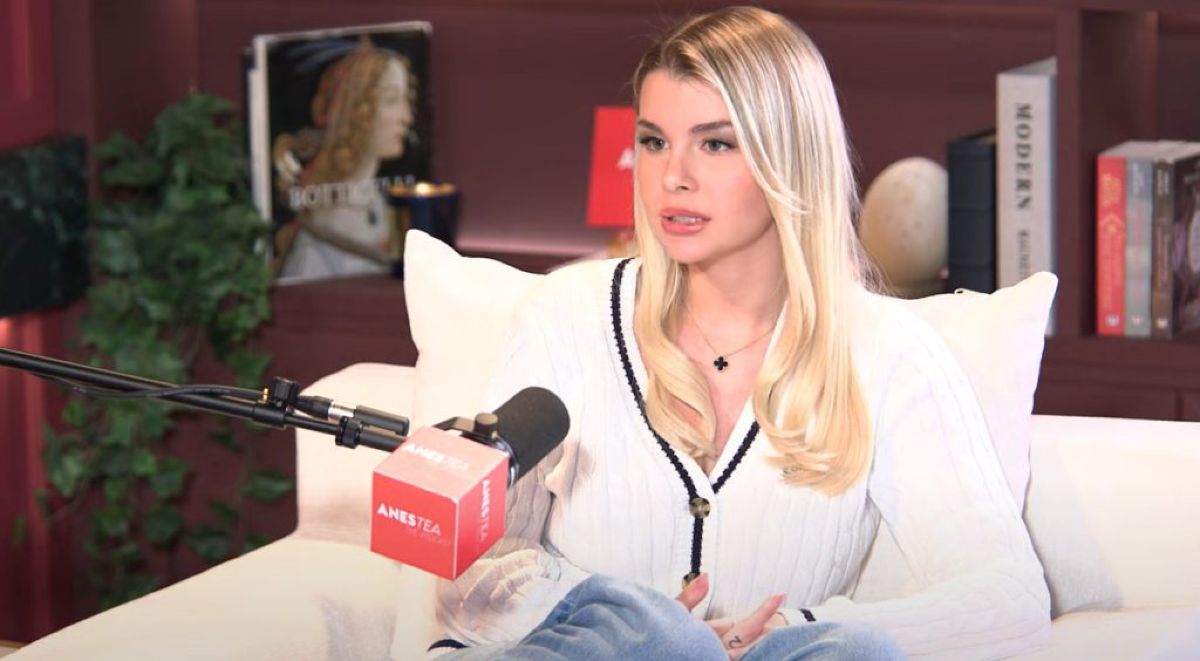 Η influencer Modern Cinderella μιλάει με πάθος στο μικρόφωνο του podcast studio του Ανέστη Ευαγγελόπουλου