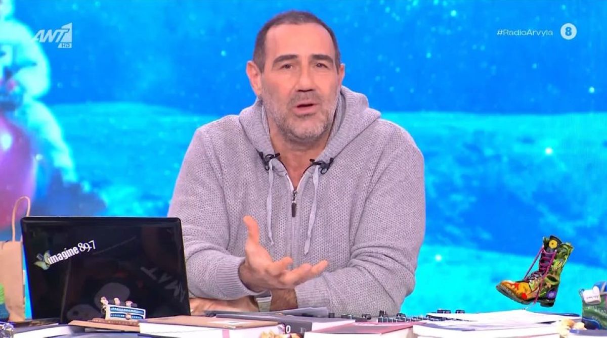 Ο Αντώνης Κανάκης στην εκπομπή Ράδιο Αρβύλα, γελώντας μπροστά στην κάμερα