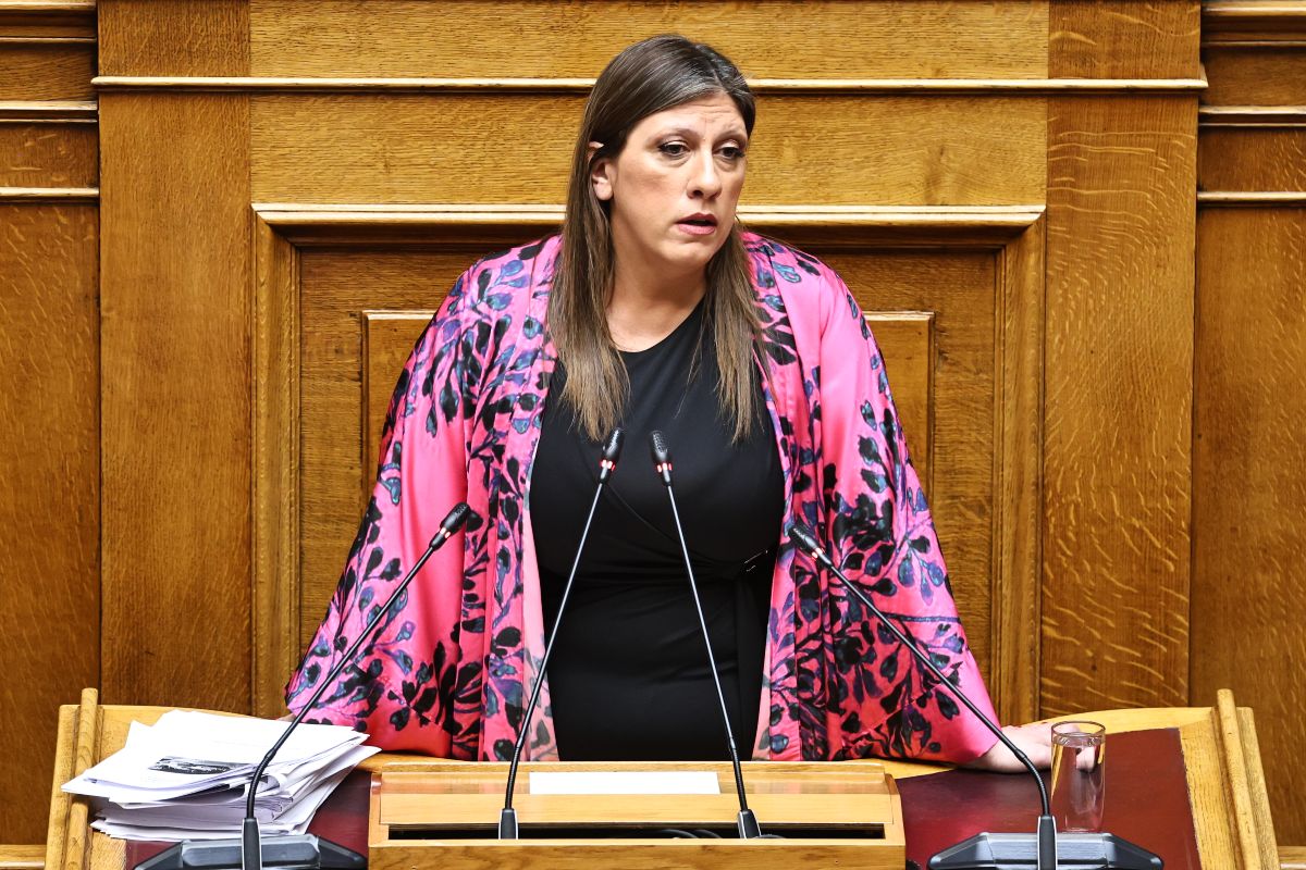 Η Ζωή Κωνσταντοπούλου μιλάει στις κάμερες έξω από ένα αστυνομικό τμήμα, εκπροσωπώντας την Πλεύση Ελευθερίας